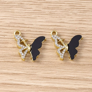 Détail de breloques papillons exquises avec émail noir et strass étincelants pour bijoux