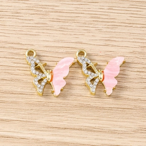 Détails des pendentifs papillons avec texture marbrée rose et strass scintillants