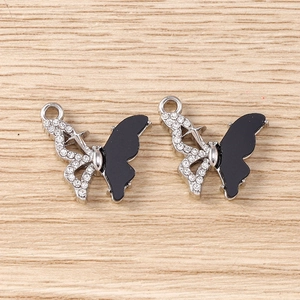 Détail de pendentif papillon argenté avec cristaux et émail noir pour bijoux DIY