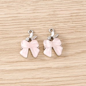Vue détaillée de pendentifs papillon rose avec des strass blancs brillants et alliage