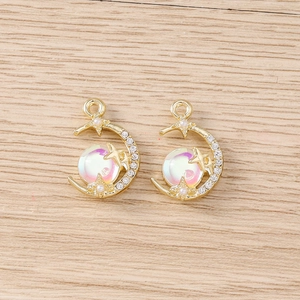 Vue détaillée des pendentifs lune et étoile baroque avec strass et perles colorées