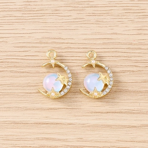 Détail macro de pendentifs lune et étoile dorés avec perles bleues irisées pour bijoux DIY