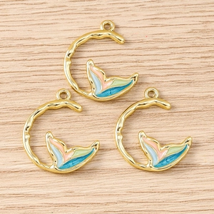 Détail de pendentifs queue de poisson colorés avec émail dégradé pour bijoux DIY