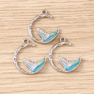 Trois pendentifs queue de baleine avec émail coloré pour création de bijoux
