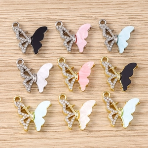 Détail macro du pendentif papillon en strass pour bijoux DIY en plusieurs couleurs