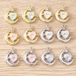Pendentifs baroques en forme de lune et cœur avec finitions dorées et pierres d'opale