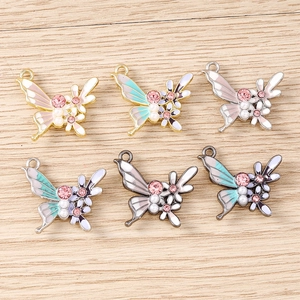 Vue détaillée des pendentifs papillon en émail avec cristal et perle pour bijoux DIY