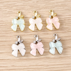 Détail de pendentifs nœuds papillon avec strass pour bijoux DIY en vert et rose