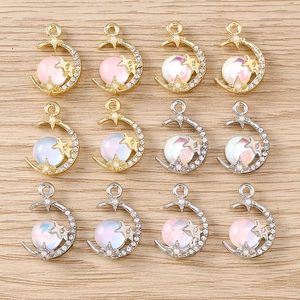 Pendentifs de bijoux lune et étoile baroque avec perles et strass sur fond de bois
