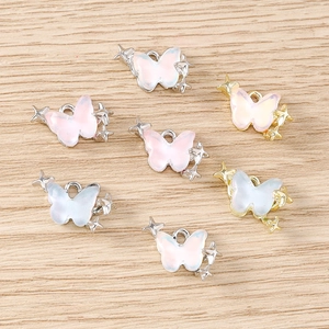 Vue détaillée des pendentifs papillon avec incrustation de résine et accents d'étoiles