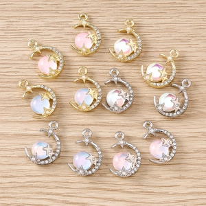 Vue détaillée des pendentifs baroque étoile et lune avec fausses gemmes et perles
