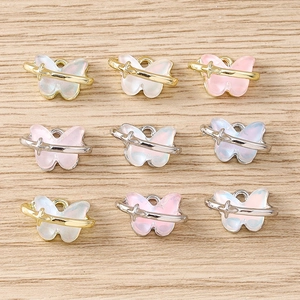 Détail de breloques papillon en résine avec anneaux étoiles strass pour bijoux DIY