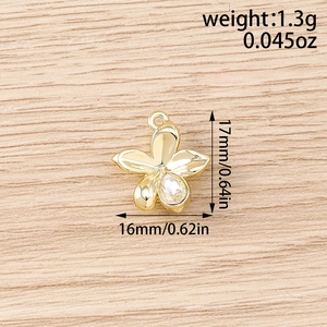 Vue macro détaillée montrant la taille 17mm x 16mm et le poids 1.3g du pendentif fleur strass
