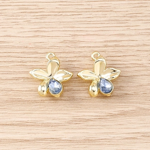 Pendentif fleur dorée avec strass bleu clair pour la création de bijoux
