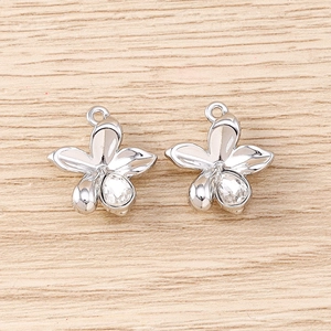 Gros plan de pendentifs fleurs en métal avec cristaux étincelants pour bijoux DIY