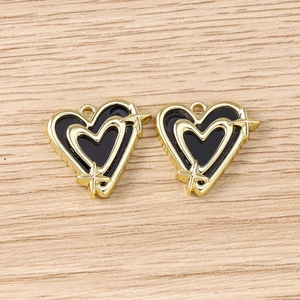 Detailansicht der herzförmigen Anhänger mit schwarzer Emaille und Goldakzenten