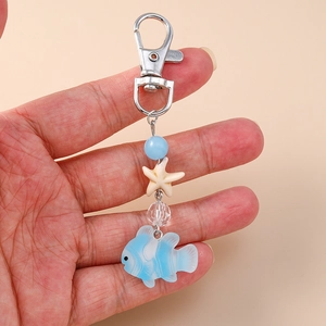 Porte-clés poisson tropical bleu et étoile de mer avec perles résine et fermoir argenté