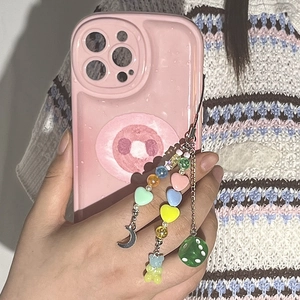 Coque iPhone rose avec dragonne en perles d'ours et de cœur tenue sur vêtement rayé