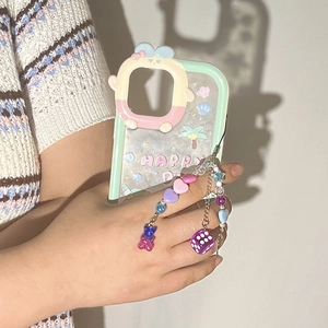 Détail de la lanière de téléphone en perles avec breloque ours et coque style dopamine