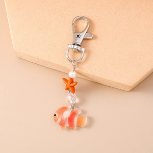Détail d'un porte-clés thème marin avec des breloques étoile de mer et poisson-clown