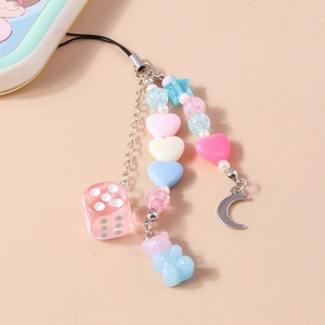 Détail de la lanière de téléphone en perles pastel avec ours mignon et cœurs