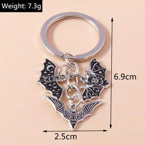 Détails macro du porte-clés chauve-souris montrant les dimensions et le poids de 7,3g