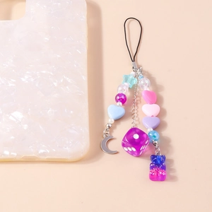 Détail de la dragonne de téléphone perlée avec ours violet, perles cœur et lunes