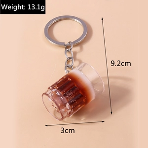Détail du porte-clés chope de bière montrant la longueur de 9,2 cm et la mousse