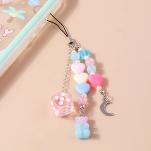 Gros plan d'une dragonne de téléphone avec oursons colorés, perles cœur et lune en métal