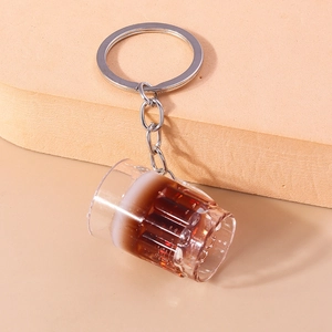 Porte-clés créatif chope de bière brune miniature avec mousse sur socle beige