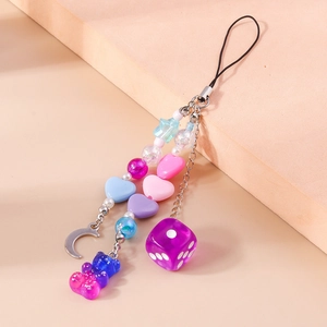 Détail de la lanière de téléphone avec perles colorées, petit ours et pendentif lune