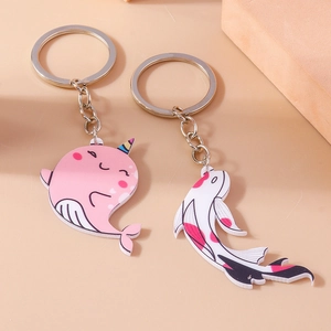 Cartoon Acryl Schlüsselanhänger Set mit rosa Narwal und Koi Fisch an silbernem Metallring