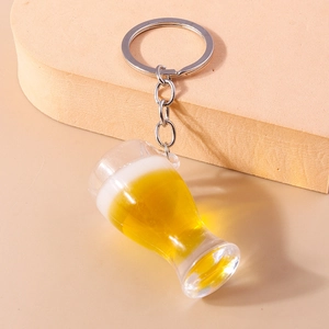 Détail d'un porte-clés chope de bière créatif avec résine jaune et texture de mousse blanche