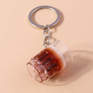 Détail macro d'un porte-clés chope de bière créatif avec mousse et liquide réaliste