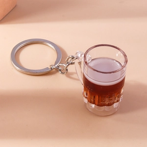 Vue détaillée du porte-clés chope de bière avec liquide ambré et mousse blanche