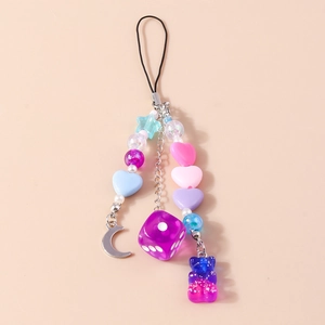 Détail de dragonne pour téléphone avec ours en gomme et perles colorées en forme de cœur