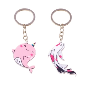 Niedliche Cartoon Narwal und Koi Fisch Schlüsselanhänger mit silbernen Metallringen auf Weiß