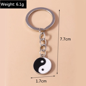 Vue détaillée du porte-clés Yin Yang Tai Chi avec anneau métallique et charme en émail