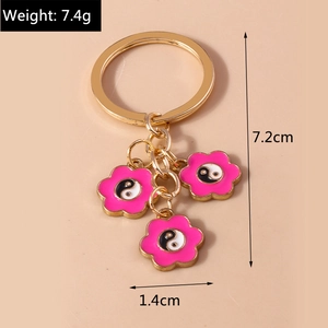 Détail des pendentifs fleurs roses avec motif Yin Yang et dimensions sur le porte-clés