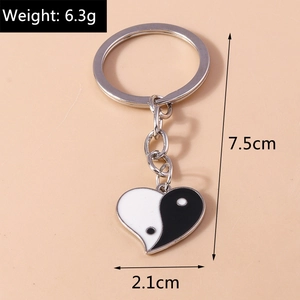 Vue détaillée du porte-clés cœur Yin Yang avec dimensions indiquées et poids de 6,3g