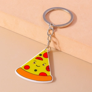 Dettaglio di un portachiavi a forma di pizza con viso sorridente e anello in metallo