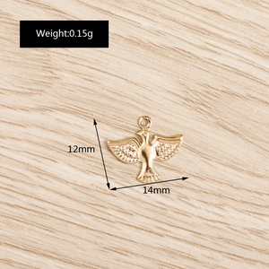 Vue détaillée d'un pendentif oiseau doré texturé, dimensions de 14mm par 12mm