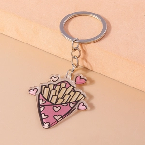 Dettaglio portachiavi patatine in acrilico rosa con motivi a cuore e anello argento