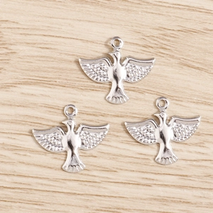 Trois breloques oiseaux en argent avec détails de plumes pour création de bijoux DIY