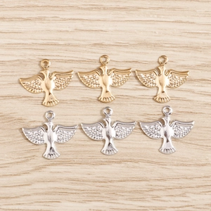 Gros plan détaillé de pendentifs aigle en or et argent pour la création de bijoux