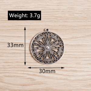 Close-up of a vintage silver hollow flower pendant with dimensions 33mm by 30mm