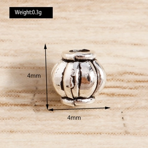 Vista macro de cuenta espaciadora plateada de 4mm con textura de rayas para joyería DIY