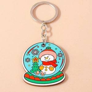 Détail du porte-clés de Noël en bois avec bonhomme de neige et anneau en argent