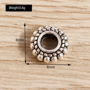 Vista macro de una cuenta espaciadora de aleación de plata vintage de 8mm para joyas