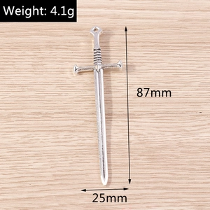 Detalle de tamaño y peso de un colgante de espada gótica plateada de 87 mm para DIY